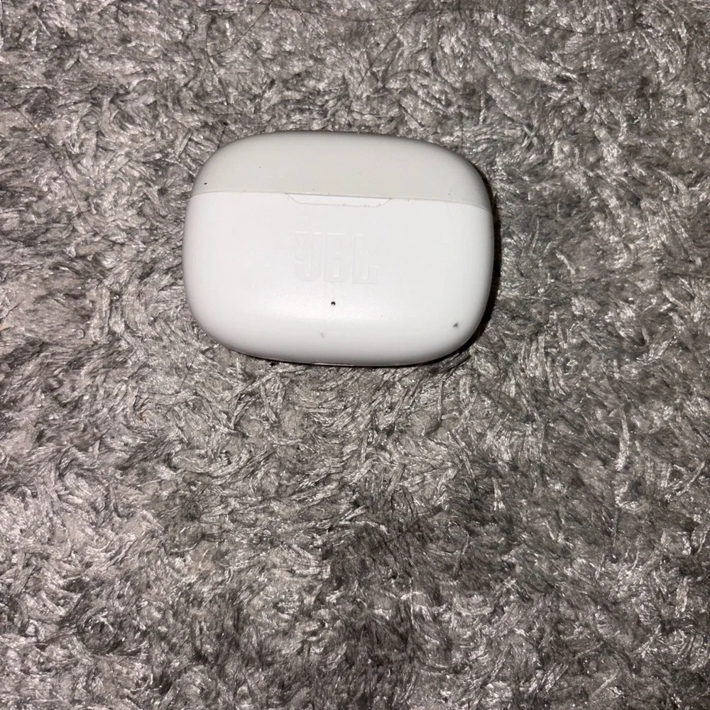 JBL VIBE 200TWS Wireless Earbuds with Case and Charger Cord, Lightly Used